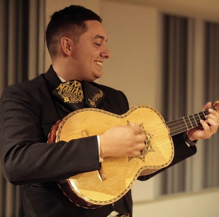 Mariachi band en Montreal tocando vihuela en serenata mexicana