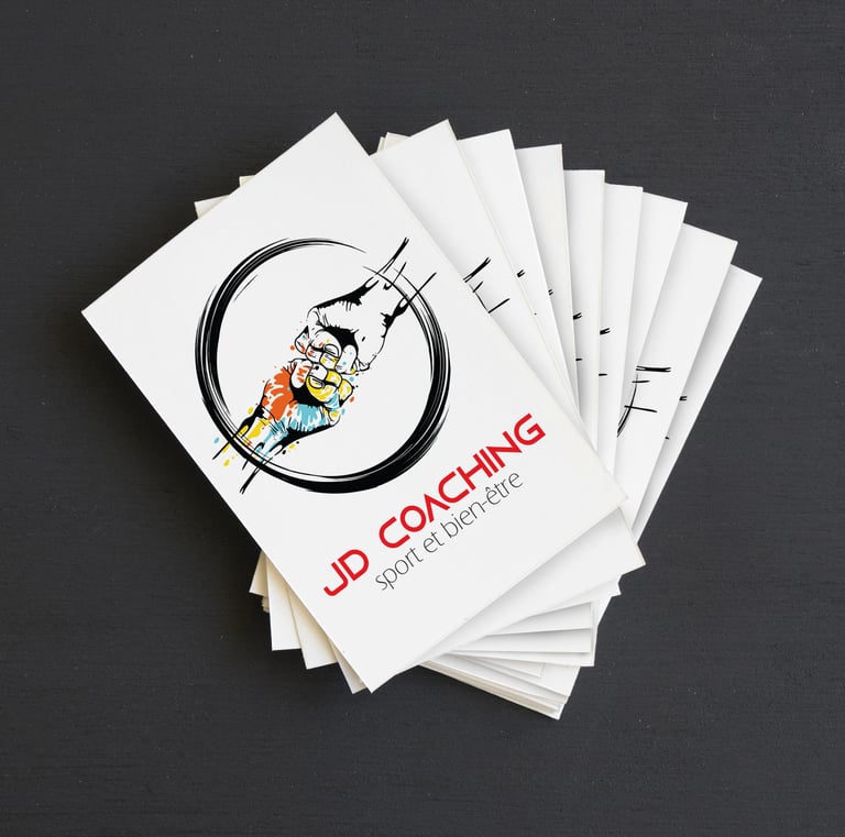 Tas de cartes de visite posé sur une table