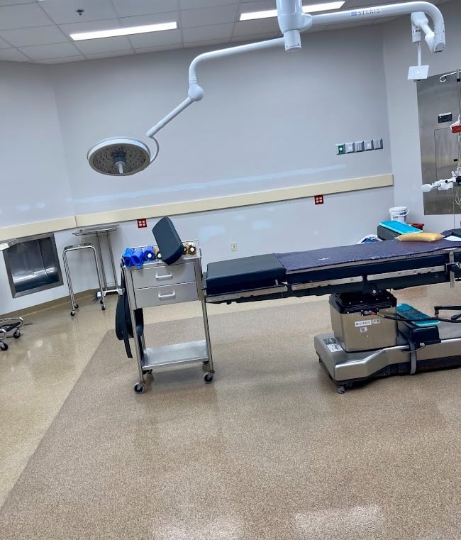 CLEAN AND REFLECTIVE OPERATING ROOM FLOOR PRECISION CLEANING SERVICES