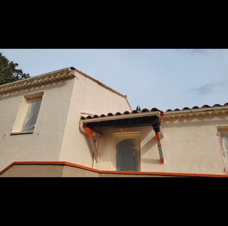 Bachage des appuies de fenêtres et des portes pour ensuite peindre l'ensemble de la façade au pistol