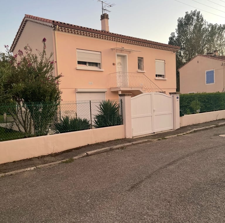 Façade peinte complétement avec une peinture isolante, sans aucune modification architectural