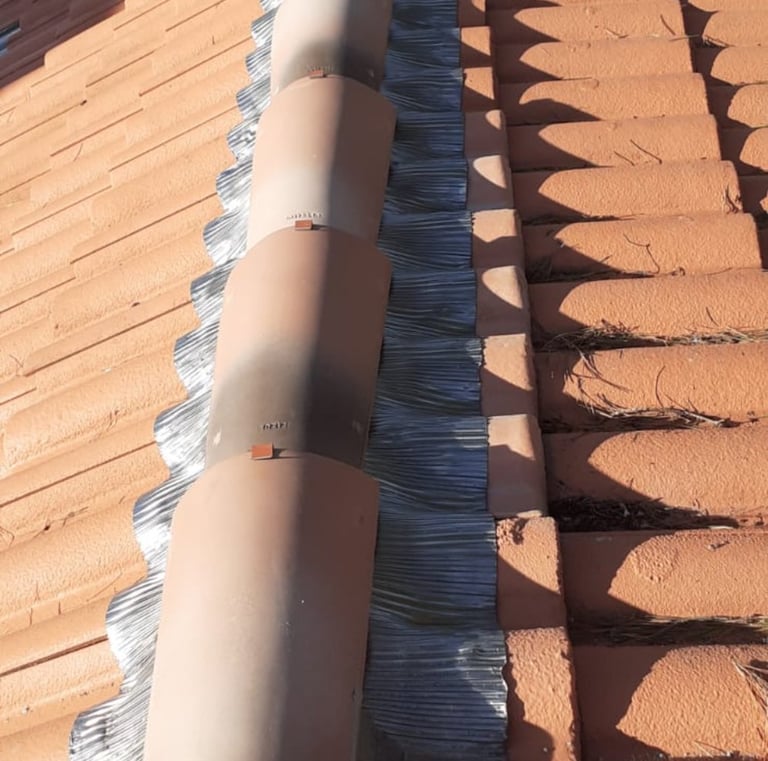 Closoir ventilé faite en tuiles canal coloris silvacane avec la pose de crochets tempétes