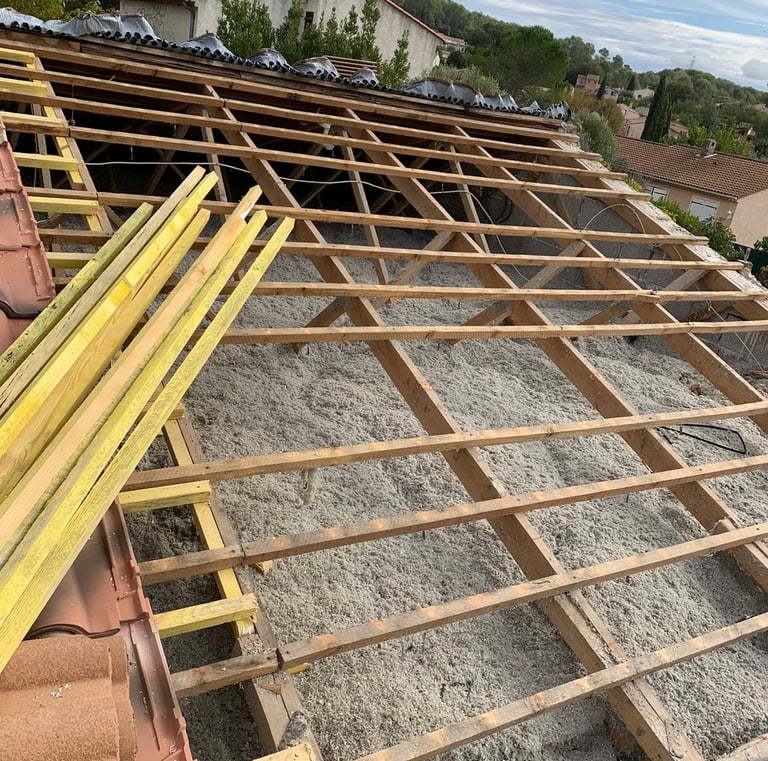 Enlévement de tuiles sur une toiture et pose de nouveaux liteaux pour la pose de nouvelles tuiles 