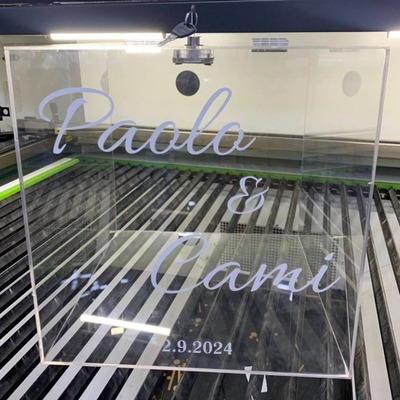 Clear acrylic wedding box with 'Paolo & Cami 02.09.2024' in white script.