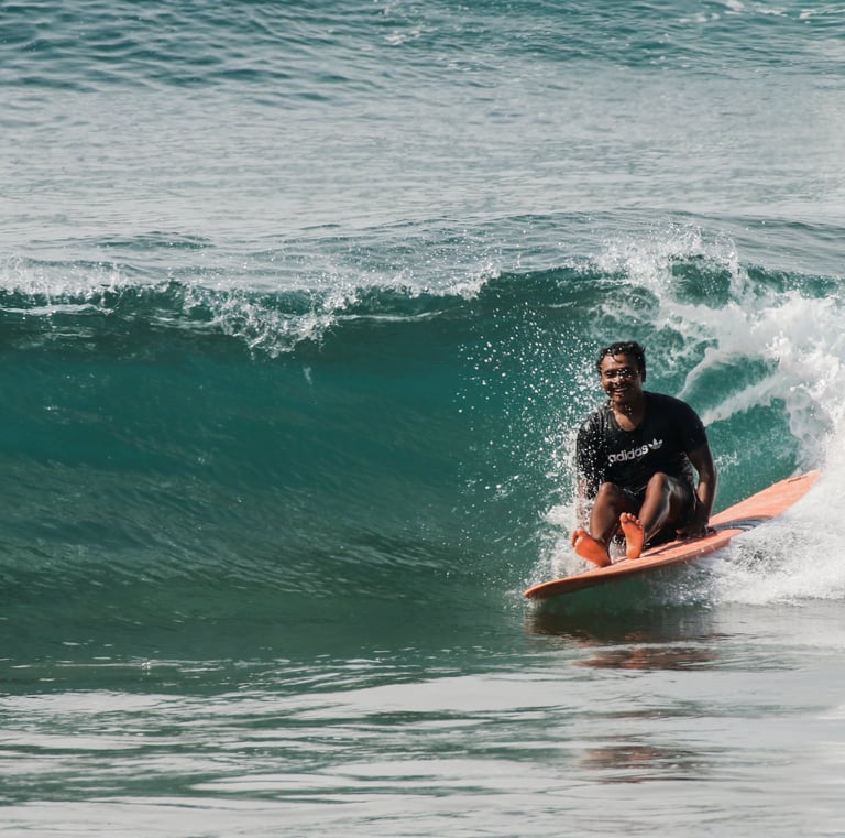 Batukaras surfing