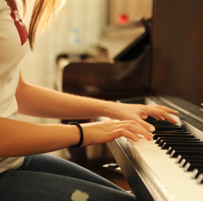 aluna na aula de música na escola toque talento em arapongas no parana