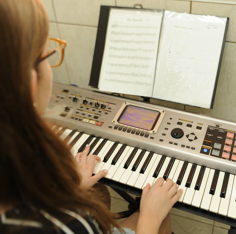 aluna estudando partitura com metodo da escola toque talento