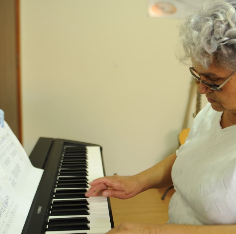 aluna estudando piano em arapongas pr, na escola toque talento