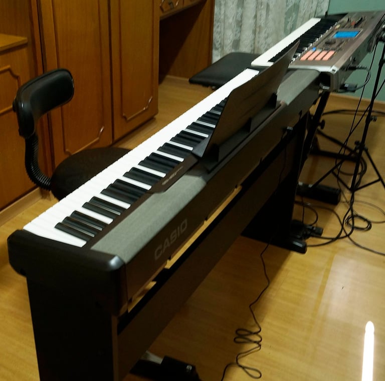 piano digital e teclado roland na sala de música da escola toque talento
