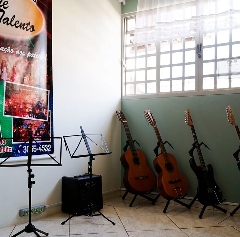 sala de violão viola cavaquinho e guitarra da escola toque talento