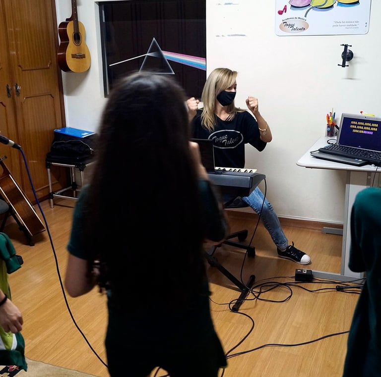 aula de canto e tecnica vocal na escola toque talento