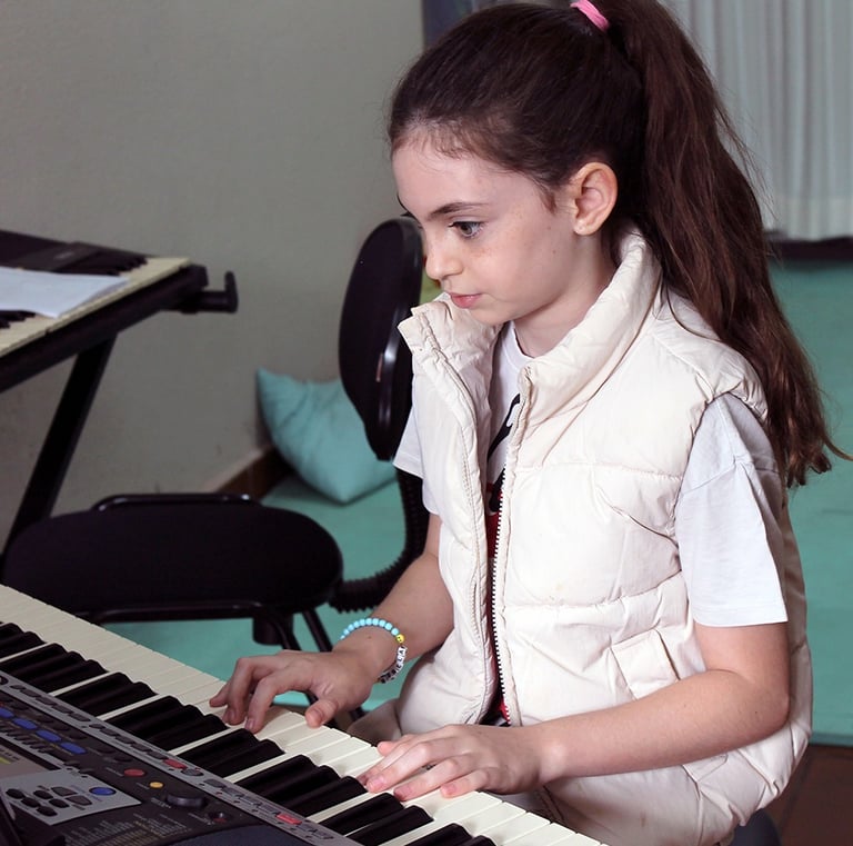 aluna tocando teclado na toque talento
