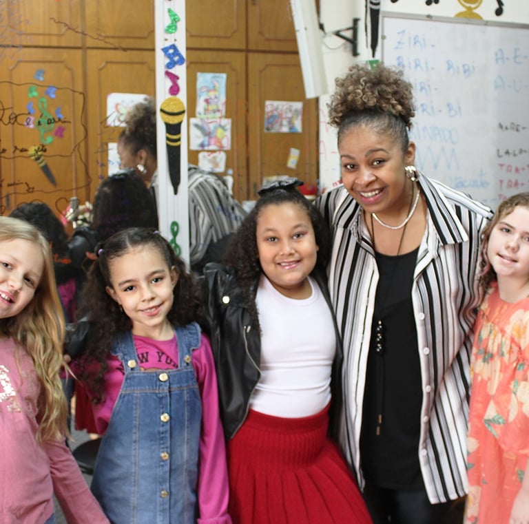 professora com alunas na academia de musica toque talento