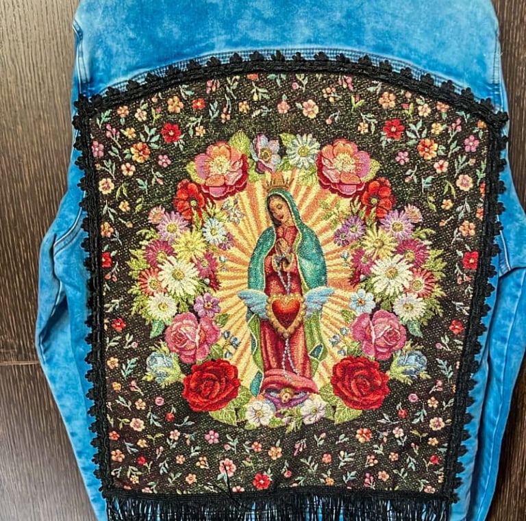 Virgen de Guadalupe-pintura-textil-apliques de tela y randas sobre-jean