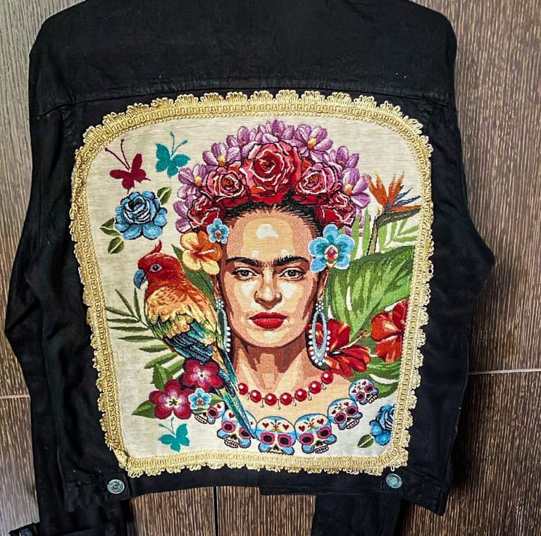 Frida y selva-pintura-y-arte-textil-apliques de tela y randas-sobre-jean