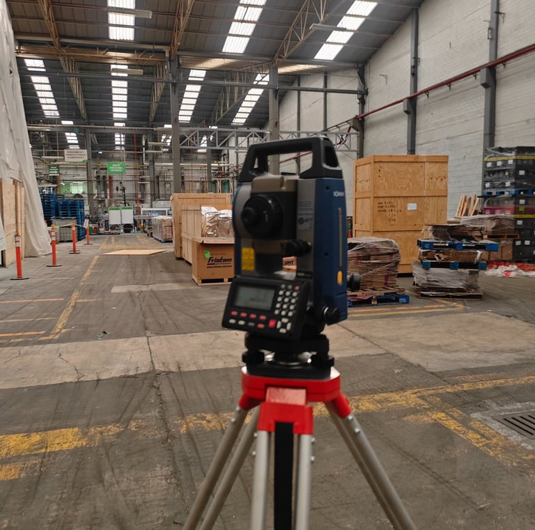 Estación total de precisión realizando control topográfico en parque industrial puebla 2000