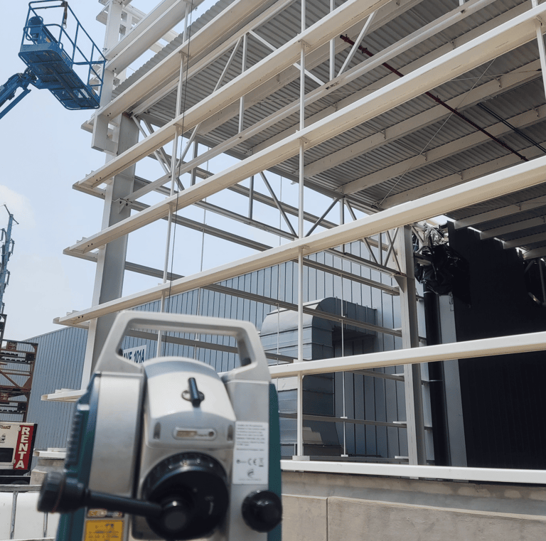 Plomeo de Estructuras metalicas en parque Finsa Puebla.