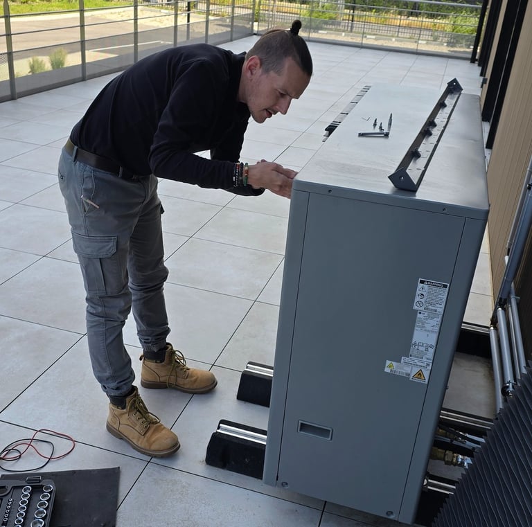 Technicien en cours de formation sur une PAC LG