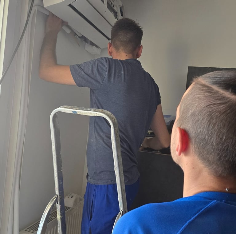 Réparation d'une fuite d'eau sur une unité de climatisation murale