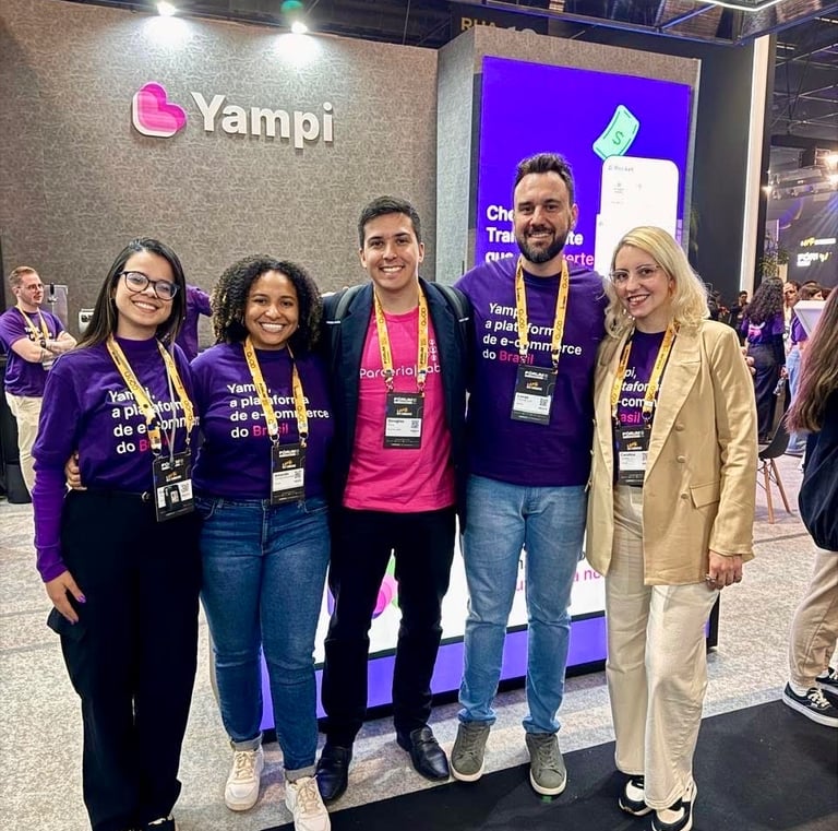 Douglas Silva da Parceria Labs e time de Parcerias da Yampi no Fórum Ecommerce Brasil