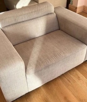 Détail d’un canape gris nettoyé par NetT spécialiste du nettoyage Toulouse