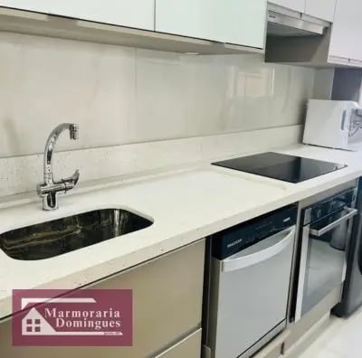 bancada de pia de cozinha em quartzo branco meia esquadria 45 graus feito por marmoraria domingues