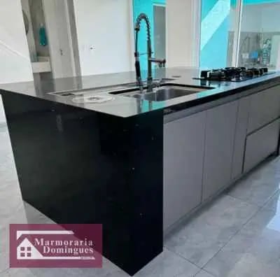 bancada de cozinha em quartzo preto stellar feito por marmoraria domingues