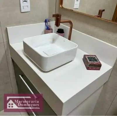 bancada pia de banheiro quartzo super white meia esquadria feito por marmoraria domingues