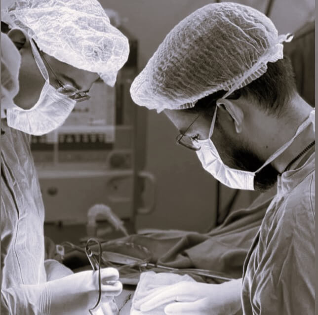 Cirurgiões operando tumor do aparelho digestivo