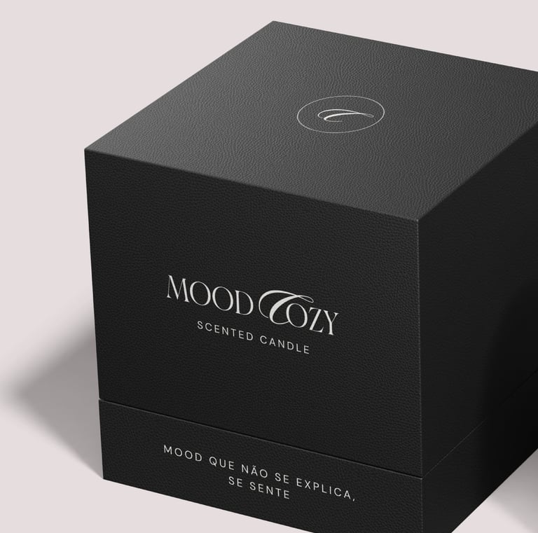 Vela aromática Luxury Mood Cozy em uma caixa de presente preta com textura que lembra couro.