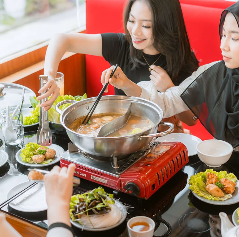 Makan Siang bersama rekan kerja di Cemara Hotpot yang sudah bersertifikasi halal