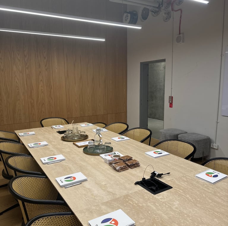 חדר מוכן לסדנת 'ארנק כוחות העל שלי' עם שולחן מסודר, חוברות וכלי עם הארנקים