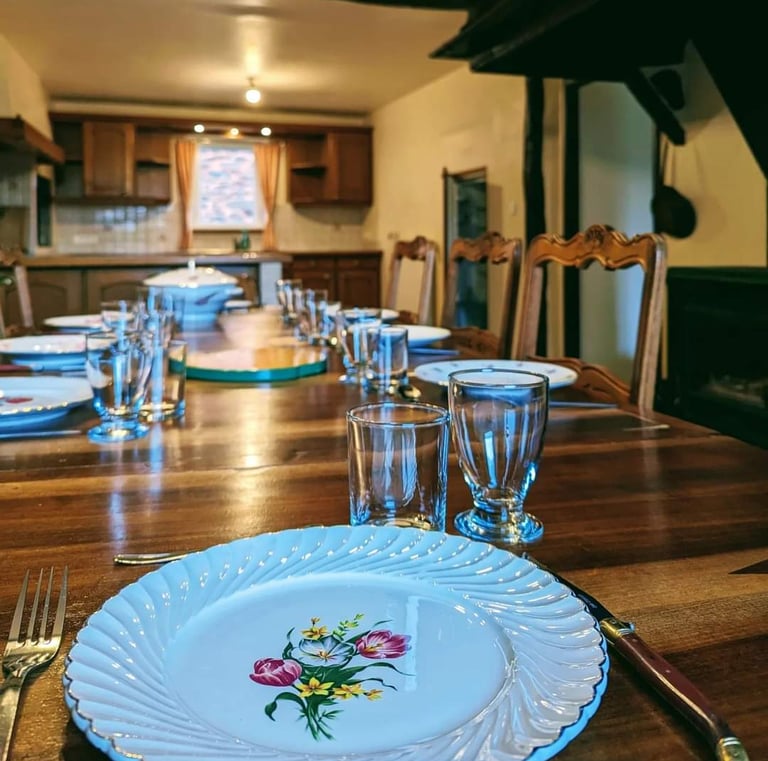 une table avec des assiettes et des verres dessus