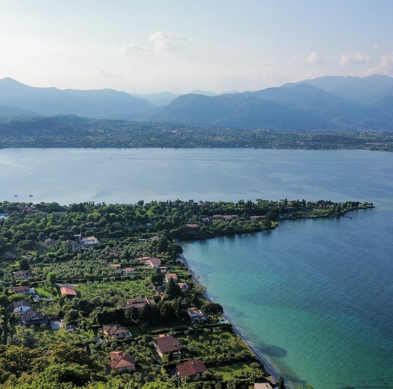 manerba del garda vista dal drone - foto per affitti brevi