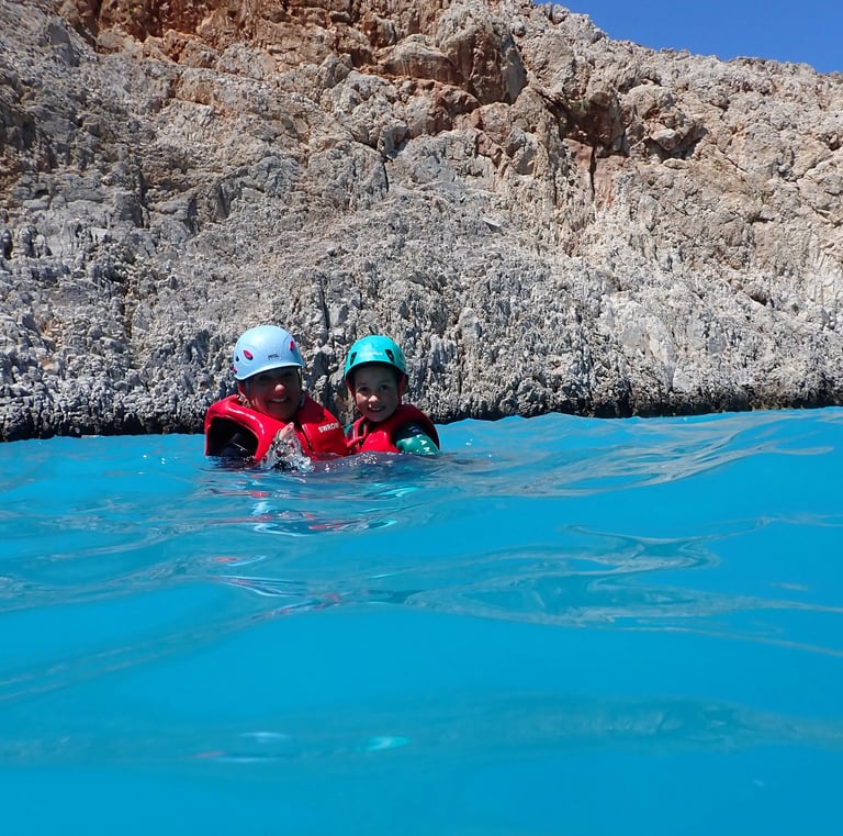 Manue et Leonie dans l'eau turquoise de Seitan limants