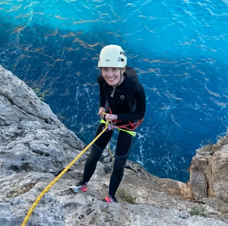 Camille en rappel au dessus de l'eau