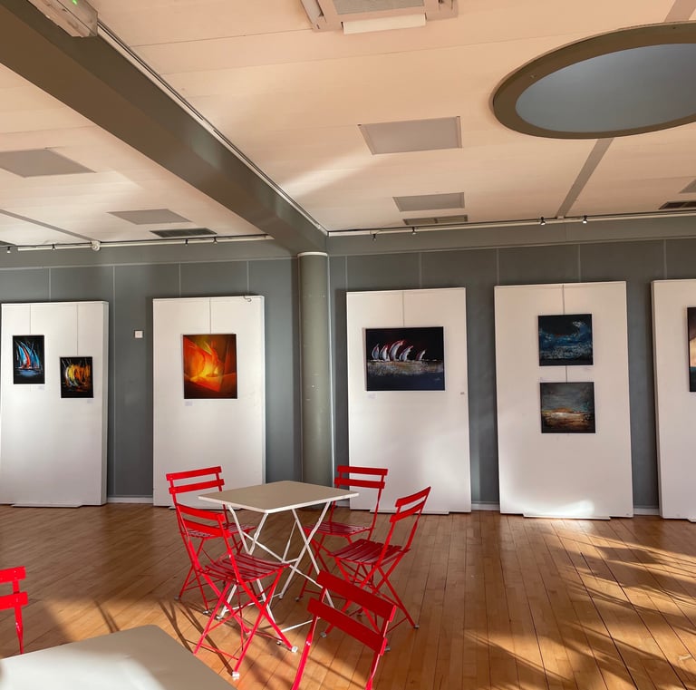 une salle d exposition avec au mur des tableaux 