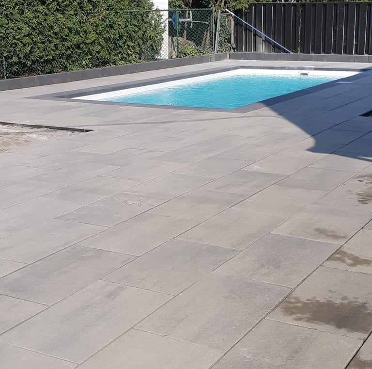 Pavé uni contour de piscine sur la rive-sud