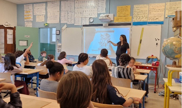 Atelier de creation autour de l'arc de Triomphe pour des enfants dans une école parisienne.