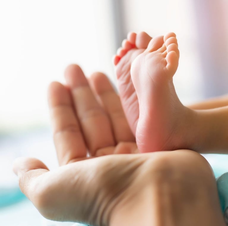main d'une sage femme libérale à paris et pieds d'un nouveau né