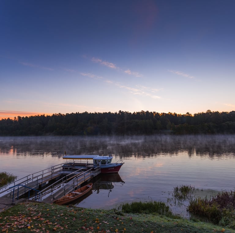 Nemuno upė, prieplauka ir laivelis
