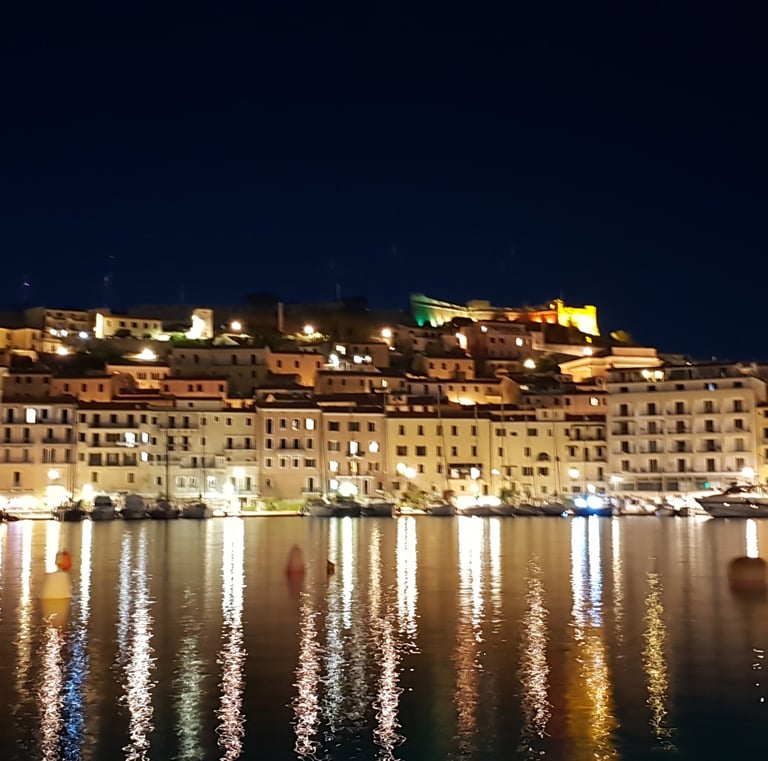 Historisches Zentrum von Portoferraio, Insel Elba bei Nacht