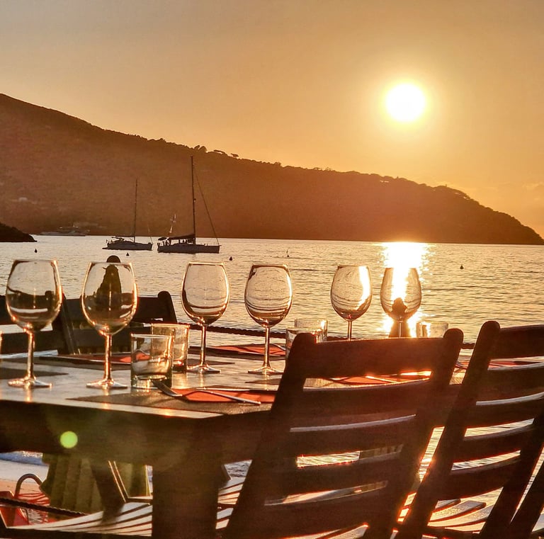 Blick auf den Sonnenuntergang über dem Meer der Insel Elba