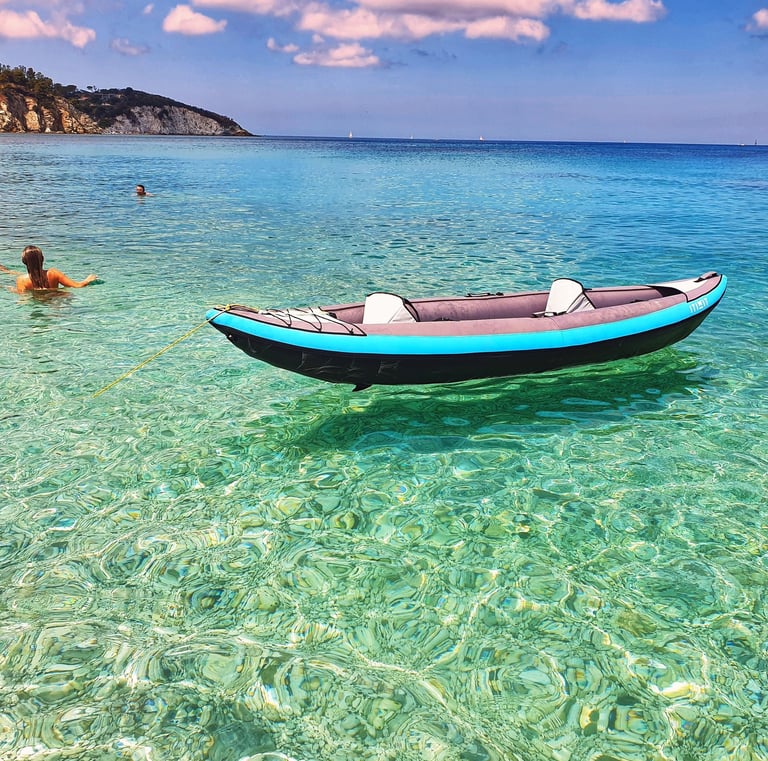 Klares Meer am Strand von Le Ghiaie auf der Insel Elba