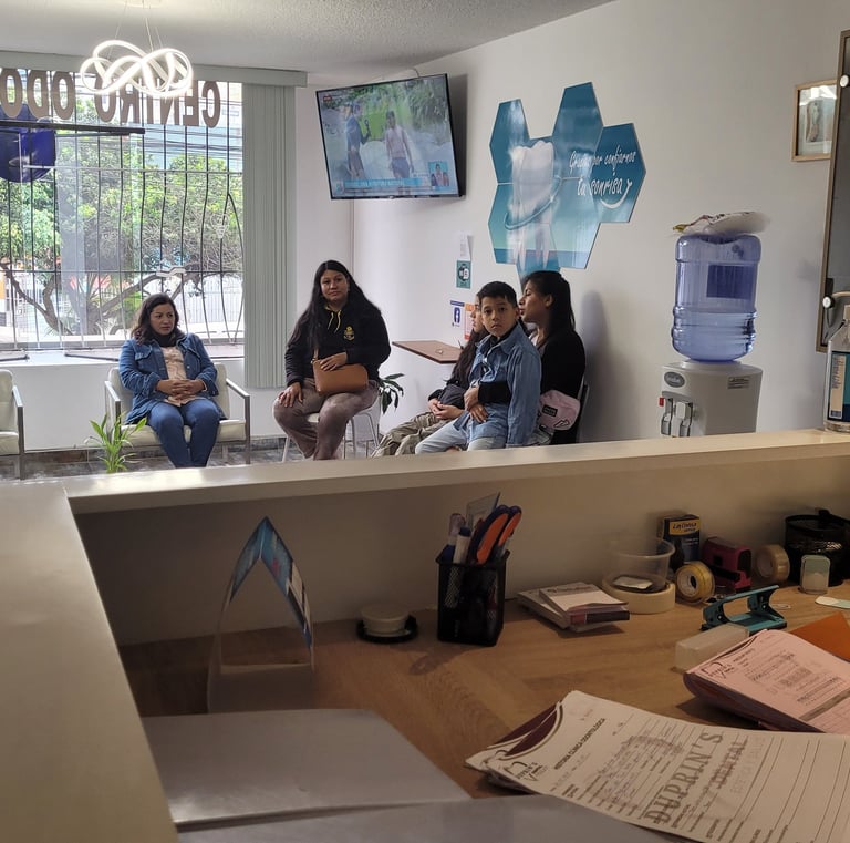Recepción Moderna Clínica Dental - Agenda tu Cita en San Miguel Lima