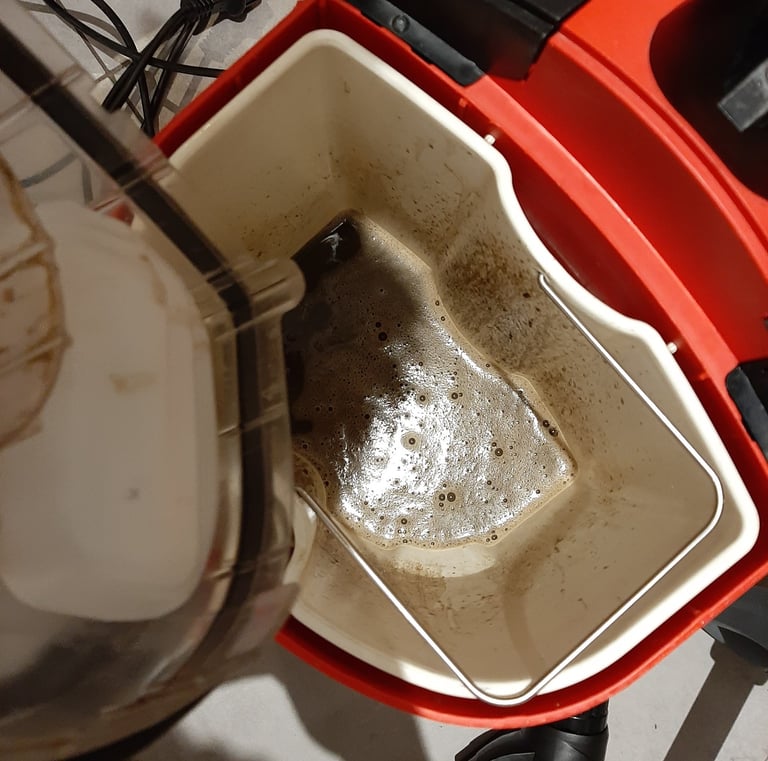 Eau très sale extraite après le nettoyage en profondeur d’un canapé ou tapis à Verviers