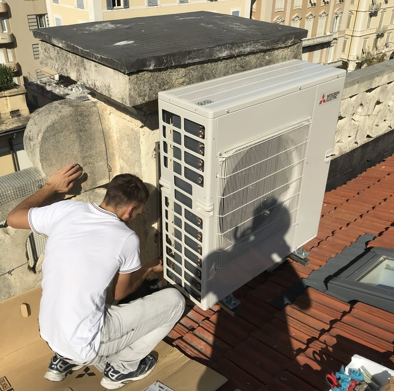 macchina esterna Mitsubishi Electric installata su tetto