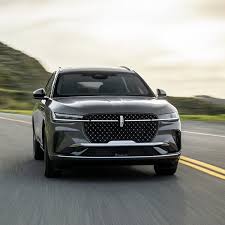 “Premium Lincoln SUV from Chicago black car fleet driving on open road for airport and executive tra