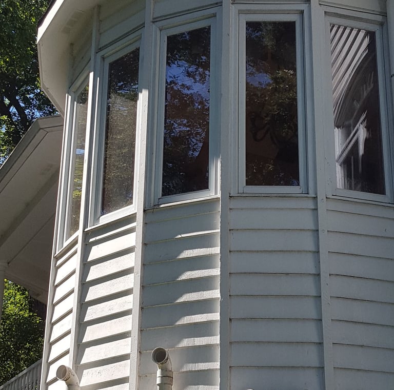 white house with 5 clean windows 