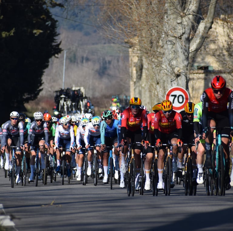 Peloton sur l'étoile de bessèges autour d'Uzès